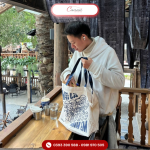 Túi Tote Canvas Mùa Du Lịch: Xu Hướng Quà Tặng Giúp Thương Hiệu Xuất Hiện Ở Mọi Hành Trình 2 Tui-tote-canvas-phu-kien-yeu-thich-mua-du-lich